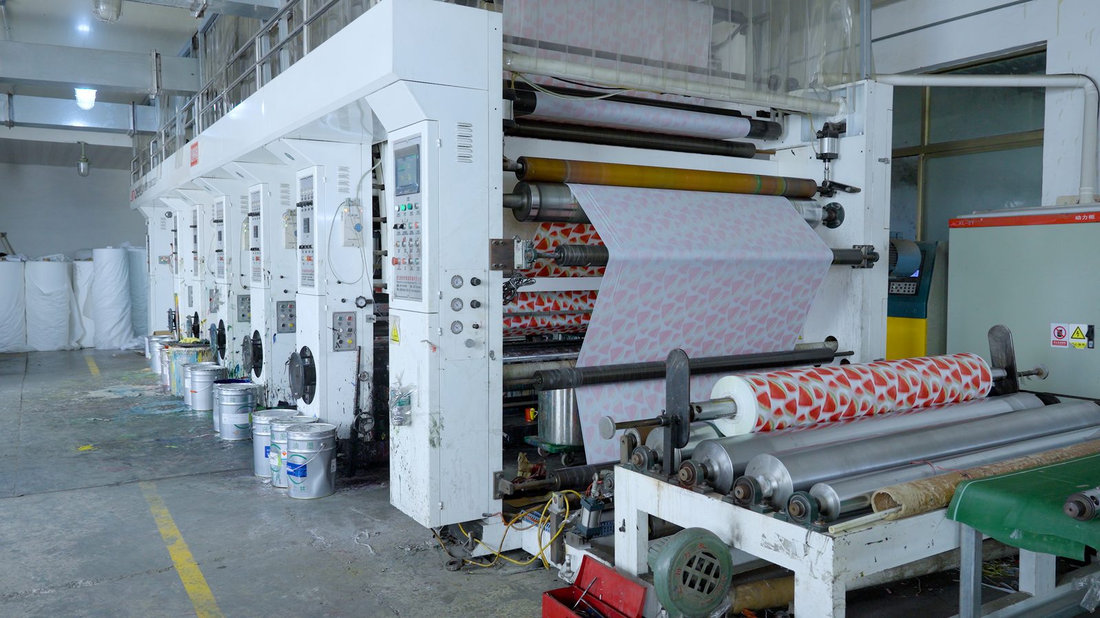 High speed flexographic printing press for patterned tablecloth rolls