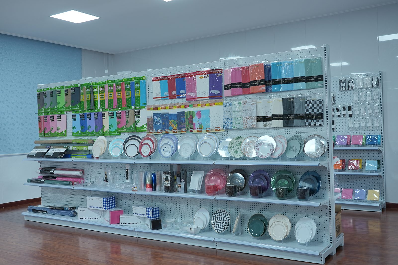 Showroom: tableware, tablecloths and retail packaging